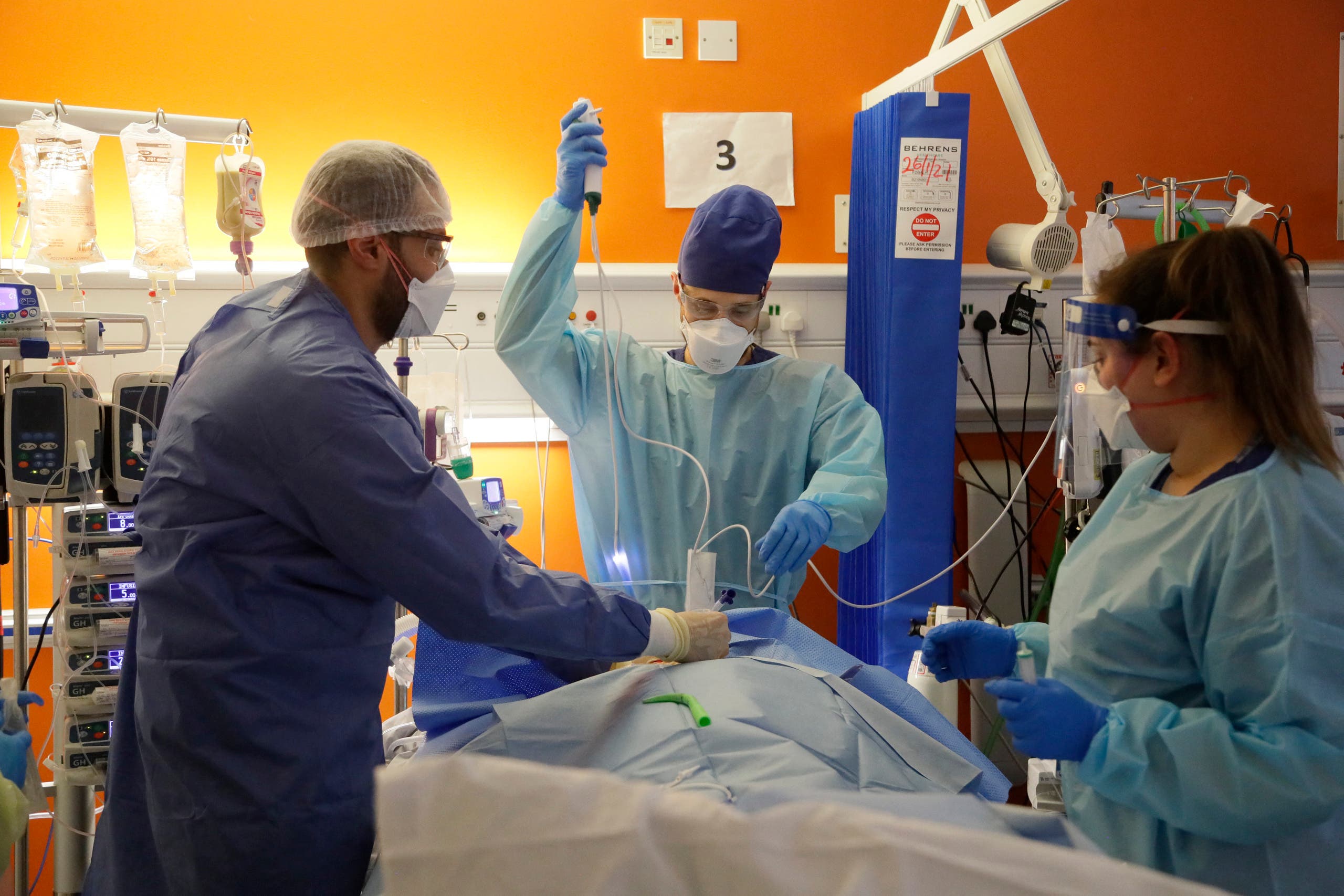 طاقم طبي يعالج احد المصابين بكورونا في مستشفى في لندن (أرشيفية)