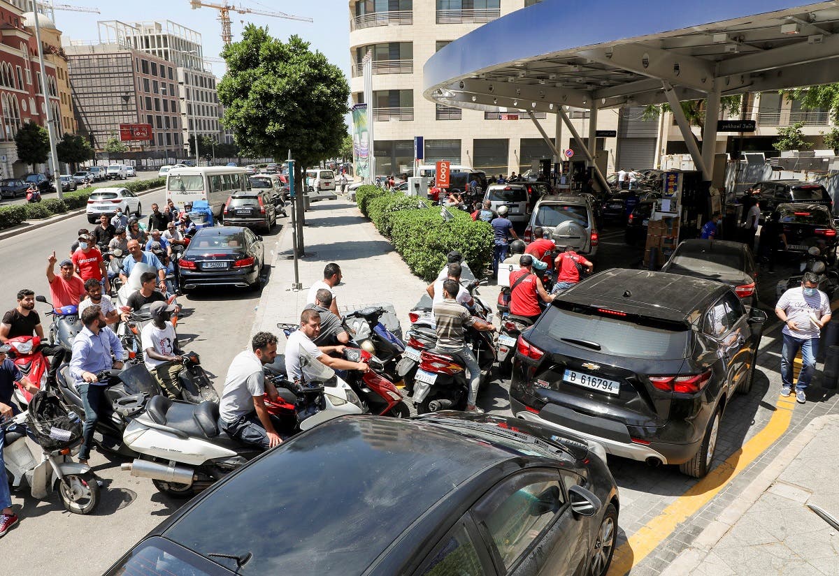 طابور انتظار لتعبئة الوقود في بيروت (أرشيفية)
