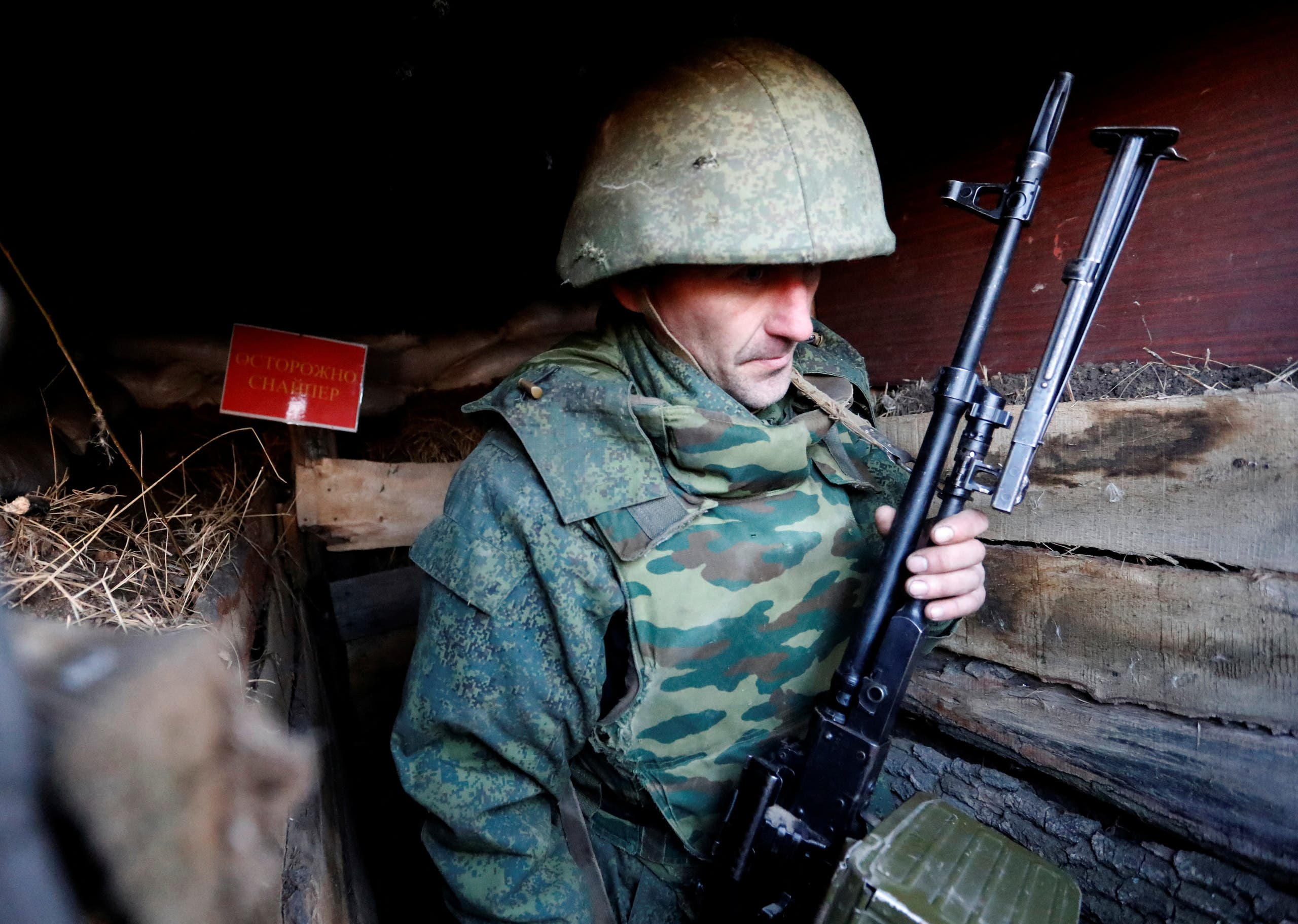 أحد عناصر الميليشيات الانفاصلية على خط التماس مع الجيش الأوكراني في دونيتسك