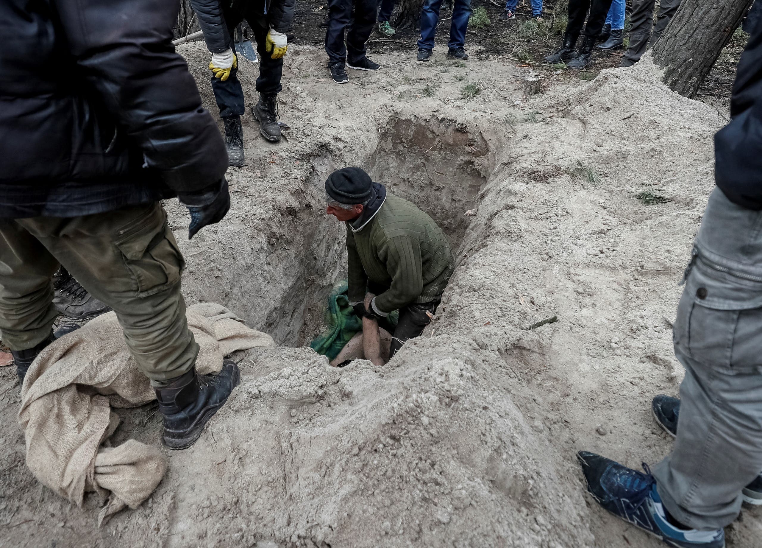 انتشال جثث مدنيين قتلوا في القرة المحيطة في كييف